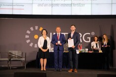 Drugi i trzeci od lewej: dr hab. inż. Adam Masłoń, prof. PRz oraz mgr inż. Wojciech Strojny.