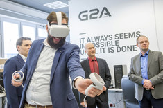 Na pierwszym planie Szymon Nowakowski. Z tyłu od lewej: dr inż. Marek Bolanowski,prof. Jarosław Sęp, dr inż. Andrzej Paszkiewicz,