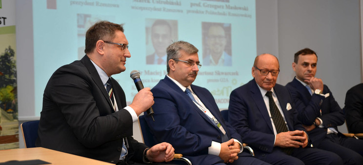 [FOTO, AUDIO] O innowacyjnym Rzeszowie dyskutowano na Politechnice Rzeszowskiej