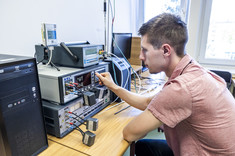 Inż. S. Bytnar na stanowisku do wzorcowania czujników i przetworników temperatury,