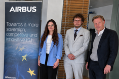 Spotkanie w Airbus; od lewej: Patrycja Paleń, Maciej Dec, Dr Markus Broich,